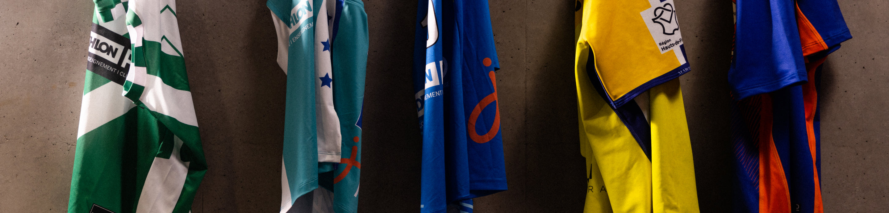 Photo maillots dans un vestiaire